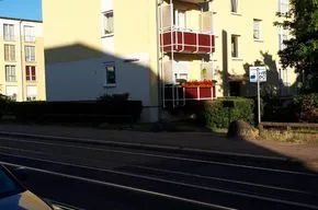 Lebendiger Alltag in Pankow: kleine 3-Zimmer-Wohnung mit Balkon — photo 1